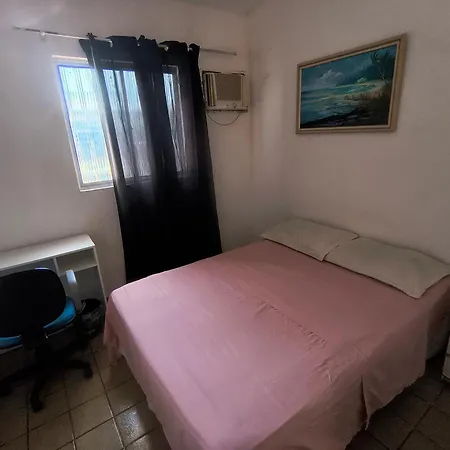 casa jota quarto com cama de casal e ar wc compartilhado-3